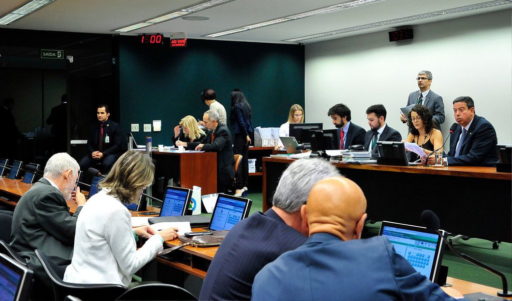 A Comissão de Constituição, Justiça e Cidadania (CCJ) aprovou em decisão final o projeto de lei (PLS 25/2012) da senadora Ana Amélia (PP-RS) que estabelece limite máximo de 25% para acréscimos ao valor inicial de contratação de obras, serviços ou compras pela administração pública.; se não houver recurso para votação pelo Plenário do Senado, a proposta seguirá direto para a Câmara dos Deputados (Foto: Paulo Emílio) A Comissão de Constituição, Justiça e Cidadania (CCJ) aprovou em decisão final o projeto de lei (PLS 25/2012) da senadora Ana Amélia (PP-RS) que estabelece limite máximo de 25% para acréscimos ao valor inicial de contratação de obras, serviços ou compras pela administração pública.; se não houver recurso para votação pelo Plenário do Senado, a proposta seguirá direto para a Câmara dos Deputados