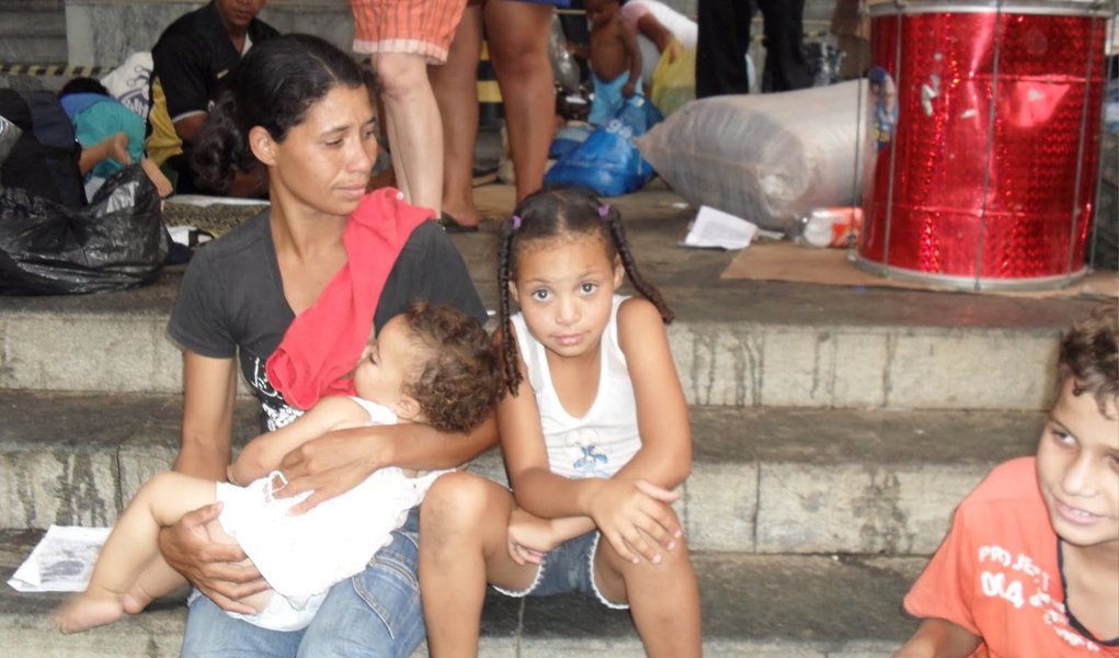 O percentual de pessoas considerados pobres em Belo Horizonte caiu de 10,57% em 2000 para 3,80%, o que representa uma queda de 64,04% (não confundir com declínio de pontos percentuais, que foi de 6,77); uma pessoa pobre tem renda domiciliar per capita entre R$ 70 e R$ 140 mensais (a preços de agosto de 2010), conforme dados do Atlas do Desenvolvimento Humano no Brasil; se for considerado um intervalo de 20 anos, entre 1991 e 2010, a diminuição da pobreza na capital mineira foi de 77,94% para 3,80% (Foto: Leonardo Lucena) O percentual de pessoas considerados pobres em Belo Horizonte caiu de 10,57% em 2000 para 3,80%, o que representa uma queda de 64,04% (não confundir com declínio de pontos percentuais, que foi de 6,77); uma pessoa pobre tem renda domiciliar per capita entre R$ 70 e R$ 140 mensais (a preços de agosto de 2010), conforme dados do Atlas do Desenvolvimento Humano no Brasil; se for considerado um intervalo de 20 anos, entre 1991 e 2010, a diminuição da pobreza na capital mineira foi de 77,94% para 3,80%