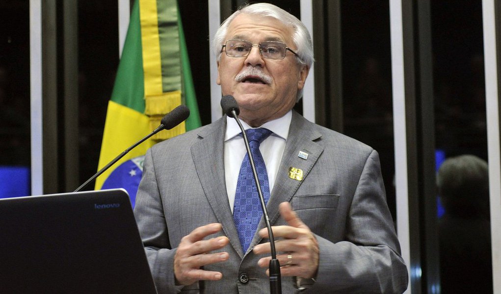 Par o diretor da área de petróleo da Associação Brasileira da Indústria de Máquinas e Equipamentos (Abimaq), Alberto Machado, a Petrobras deve deixar de ser a operadora única do pré-sal e ficar desobrigada de manter participação mínima de 30% nos blocos de exploração de petróleo; para ele, a liberação da exploração na camada do pré-sal para outras companhias, como prevê o projeto do senador José Serra (PSDB-SP), ampliará a demanda do país por máquinas e equipamentos; "Hoje, quando temos um cliente só, a indústria fica, de alguma forma, amarrada a esse cliente", defendeu (Foto: Aquiles Lins) Par o diretor da área de petróleo da Associação Brasileira da Indústria de Máquinas e Equipamentos (Abimaq), Alberto Machado, a Petrobras deve deixar de ser a operadora única do pré-sal e ficar desobrigada de manter participação mínima de 30% nos blocos de exploração de petróleo; para ele, a liberação da exploração na camada do pré-sal para outras companhias, como prevê o projeto do senador José Serra (PSDB-SP), ampliará a demanda do país por máquinas e equipamentos; "Hoje, quando temos um cliente só, a indústria fica, de alguma forma, amarrada a esse cliente", defendeu