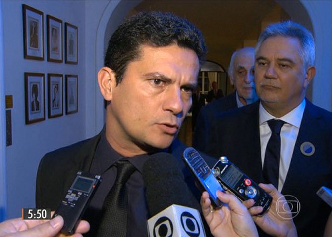Danem-se os empregos, lasque-se a economia do país. Tamanho patriotismo, porém, só vale se os investigados ou suspeitos forem ligados ao Partido dos Trabalhadores, integrantes do governo ou empreiteiros que estão ou estiveram à frente de obras nos governo (Foto: Bepe Damasco) Danem-se os empregos, lasque-se a economia do país. Tamanho patriotismo, porém, só vale se os investigados ou suspeitos forem ligados ao Partido dos Trabalhadores, integrantes do governo ou empreiteiros que estão ou estiveram à frente de obras nos governo