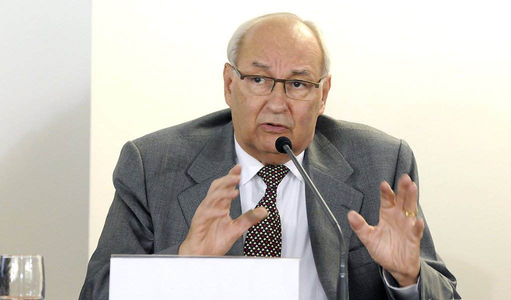 Advogado Ives Gandra da Silva Martins defende o pagamento integral do Imposto de Renda (27,5%), com a multa moratória prevista na legislação, para a repatriação de capitais defendida pelo governo; segundo ele, assim, ‘não haveria nenhum privilégio para quem enviou dinheiro para fora e a própria extinção da punibilidade, que já é prevista na legislação aplicável, estender-se-ia a outras eventuais infrações decorrentes da remessa irregular’ (Foto: Roberta Namour) Advogado Ives Gandra da Silva Martins defende o pagamento integral do Imposto de Renda (27,5%), com a multa moratória prevista na legislação, para a repatriação de capitais defendida pelo governo; segundo ele, assim, ‘não haveria nenhum privilégio para quem enviou dinheiro para fora e a própria extinção da punibilidade, que já é prevista na legislação aplicável, estender-se-ia a outras eventuais infrações decorrentes da remessa irregular’