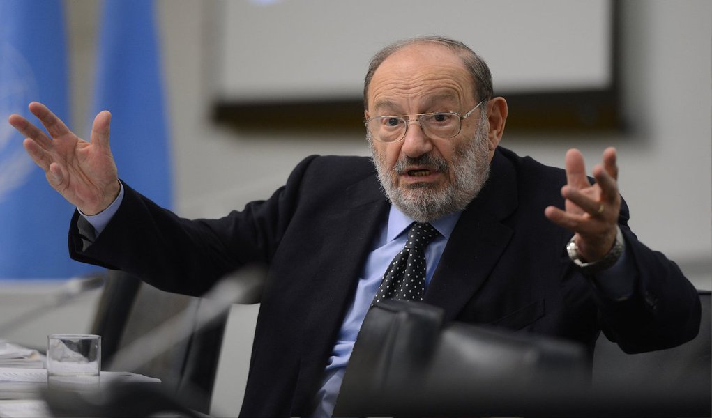 Falando sobre o seu novo romance, Número Zero, sobre o jornalismo chamado na Itália de "máquina de lama", o pensador italiano Umberto Eco defende atualmente que não existe mais um controle da notícia; "Com a Internet, confia em tudo porque não sabe diferenciar a fonte credenciada da disparatada. Basta pensar no sucesso que faz na Internet qualquer página web que fale de complôs ou que invente histórias absurdas: tem um acompanhamento incrível, de internautas e de pessoas importantes que as levam a sério", diz (Foto: Aquiles Lins) Falando sobre o seu novo romance, Número Zero, sobre o jornalismo chamado na Itália de "máquina de lama", o pensador italiano Umberto Eco defende atualmente que não existe mais um controle da notícia; "Com a Internet, confia em tudo porque não sabe diferenciar a fonte credenciada da disparatada. Basta pensar no sucesso que faz na Internet qualquer página web que fale de complôs ou que invente histórias absurdas: tem um acompanhamento incrível, de internautas e de pessoas importantes que as levam a sério", diz