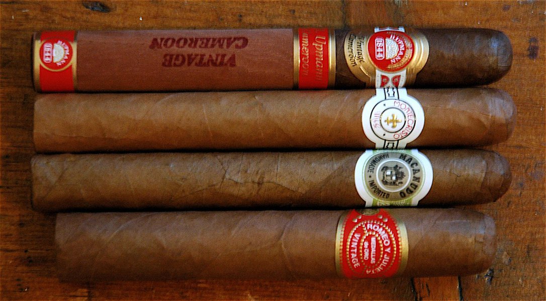Produtores dos famosos charutos cubanos estão radiantes com a notícia de que o mercado dos Estados Unidos finalmente será aberto para os seus 'habanos' feitos à mão; desde que Barack Obama anunciou, na quarta-feira, que irá restaurar os laços diplomáticos com Cuba e começar a retirar as sanções econômicas, americanos recorreram à loja de charutos no Hotel Nacional, em Havana, onde é produzido um dos melhores charutos da ilha caribenha (Foto: Romulo Faro) Produtores dos famosos charutos cubanos estão radiantes com a notícia de que o mercado dos Estados Unidos finalmente será aberto para os seus 'habanos' feitos à mão; desde que Barack Obama anunciou, na quarta-feira, que irá restaurar os laços diplomáticos com Cuba e começar a retirar as sanções econômicas, americanos recorreram à loja de charutos no Hotel Nacional, em Havana, onde é produzido um dos melhores charutos da ilha caribenha