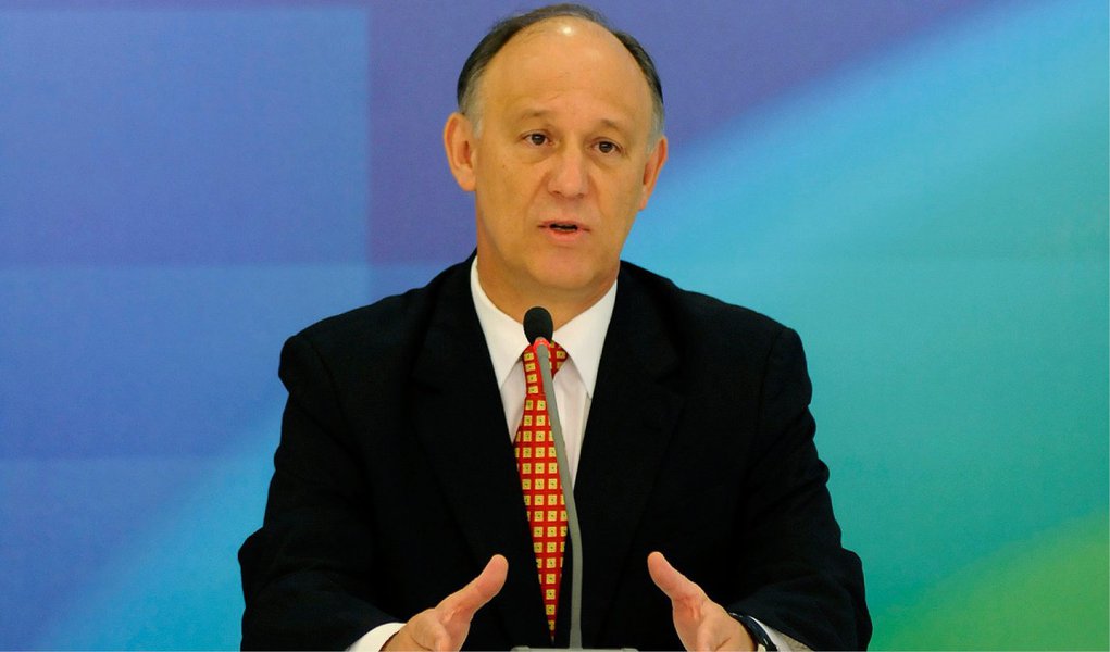 A Secretaria de Comunicação Social da Presidência da República confirmou nesta quarta (8) que o ex-ministro das Relações Institucionais Pepe Vargas assumirá o comando da Secretaria de Direitos Humanos, no lugar de Ideli Salvatti; Vargas deixou o comando da Secretaria de Relações Institucionais, responsável pela articulação política do governo e pela interlocução do Palácio do Planalto com o Congresso, ontem, depois que a presidente Dilma decidiu transferir as atribuições da pasta para o vice-presidente da República, Michel Temer (Foto: Valter Lima) A Secretaria de Comunicação Social da Presidência da República confirmou nesta quarta (8) que o ex-ministro das Relações Institucionais Pepe Vargas assumirá o comando da Secretaria de Direitos Humanos, no lugar de Ideli Salvatti; Vargas deixou o comando da Secretaria de Relações Institucionais, responsável pela articulação política do governo e pela interlocução do Palácio do Planalto com o Congresso, ontem, depois que a presidente Dilma decidiu transferir as atribuições da pasta para o vice-presidente da República, Michel Temer