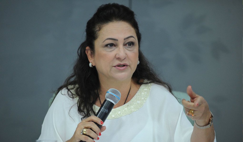 "Nós sabemos da rapidez com que a agricultura responde à economia, ao emprego, às importações. Estou totalmente tranquila no que diz respeito ao volume e aos juros que praticaremos na próxima safra", afirmou a ministra da Agricultura, Kátia Abreu, nesta sexta-feria, 13; Kátia evitou responder se haverá nova elevação dos juros e se será maior que a do ano passado, quando as taxas do programa subiram em média um ponto percentual (Foto: Aquiles Lins) "Nós sabemos da rapidez com que a agricultura responde à economia, ao emprego, às importações. Estou totalmente tranquila no que diz respeito ao volume e aos juros que praticaremos na próxima safra", afirmou a ministra da Agricultura, Kátia Abreu, nesta sexta-feria, 13; Kátia evitou responder se haverá nova elevação dos juros e se será maior que a do ano passado, quando as taxas do programa subiram em média um ponto percentual