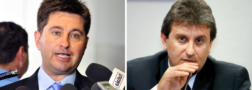 Deputado federal Jerônimo Goergen (PP), informou, em seu escritório em Porto Alegre, que irá interpelar judicialmente o Alberto Youssef por ter sido citado pelo doleiro como um dos beneficiados no esquema de corrupção da Petrobras; "Houve uma citação e eu quero que agora o doleiro apresente provas. Até que se entenda o que acontece, é um choque. Provar a inocência é o desafio da minha vida", disse; PP é o partido com o maior número de políticos que responderão a inquéritos (32); "Acho que o partido acabou", afirmou o parlamentar (Foto: Leonardo Lucena) Deputado federal Jerônimo Goergen (PP), informou, em seu escritório em Porto Alegre, que irá interpelar judicialmente o Alberto Youssef por ter sido citado pelo doleiro como um dos beneficiados no esquema de corrupção da Petrobras; "Houve uma citação e eu quero que agora o doleiro apresente provas. Até que se entenda o que acontece, é um choque. Provar a inocência é o desafio da minha vida", disse; PP é o partido com o maior número de políticos que responderão a inquéritos (32); "Acho que o partido acabou", afirmou o parlamentar