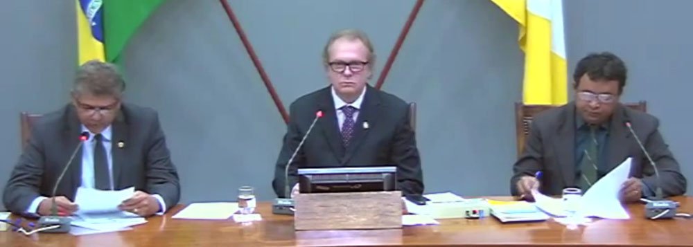 A Assembleia Legislativa do Tocantins teve pela primeira vez nesta terça-feira, 11, uma sessão ordinária presidida por um parlamentar que está privado da condição de liberdade; deputado estadual Mauro Carlesse (PTB), que está preso na Assembleia por determinação da Justiça desde o dia 31 de julho, presidiu parte da sessão da Casa, após a ausência do presidente Osires Damaso (DEM) e da primeira-vice presidente, deputada Luana Ribeiro (PR); Carlesse está preso em seu gabinete por não pagar R$ 50 mil a título de pensão à ex-esposa; na semana passada conseguiu autorização para participar das sessões (Foto: Aquiles Lins) A Assembleia Legislativa do Tocantins teve pela primeira vez nesta terça-feira, 11, uma sessão ordinária presidida por um parlamentar que está privado da condição de liberdade; deputado estadual Mauro Carlesse (PTB), que está preso na Assembleia por determinação da Justiça desde o dia 31 de julho, presidiu parte da sessão da Casa, após a ausência do presidente Osires Damaso (DEM) e da primeira-vice presidente, deputada Luana Ribeiro (PR); Carlesse está preso em seu gabinete por não pagar R$ 50 mil a título de pensão à ex-esposa; na semana passada conseguiu autorização para participar das sessões