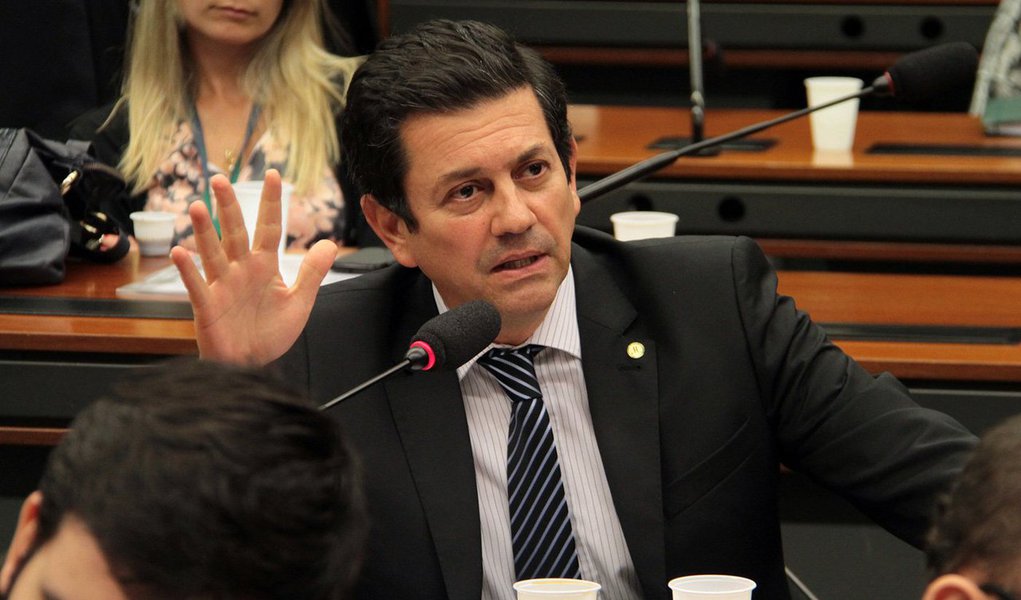 As obras do Comperj, em Itaboraí, região metropolitana da capital fluminense, estão muito atrasadas, segundo deputados federais da CPI que investiga irregularidades na Petrobras; dos nove integrantes da CPI, seis participaram da visita técnica ao local, que incluiu uma explanação dos técnicos responsáveis pela obra; para o deputado Otávio Leite (PSDB-RJ), as obras, inicialmente previstas para serem concluídas em 2012, só ficarão prontas em 2017; "Cerca de 83% das obras estão concluídas, mas não vimos muito movimento de obra", disse (Foto: Leonardo Lucena) As obras do Comperj, em Itaboraí, região metropolitana da capital fluminense, estão muito atrasadas, segundo deputados federais da CPI que investiga irregularidades na Petrobras; dos nove integrantes da CPI, seis participaram da visita técnica ao local, que incluiu uma explanação dos técnicos responsáveis pela obra; para o deputado Otávio Leite (PSDB-RJ), as obras, inicialmente previstas para serem concluídas em 2012, só ficarão prontas em 2017; "Cerca de 83% das obras estão concluídas, mas não vimos muito movimento de obra", disse