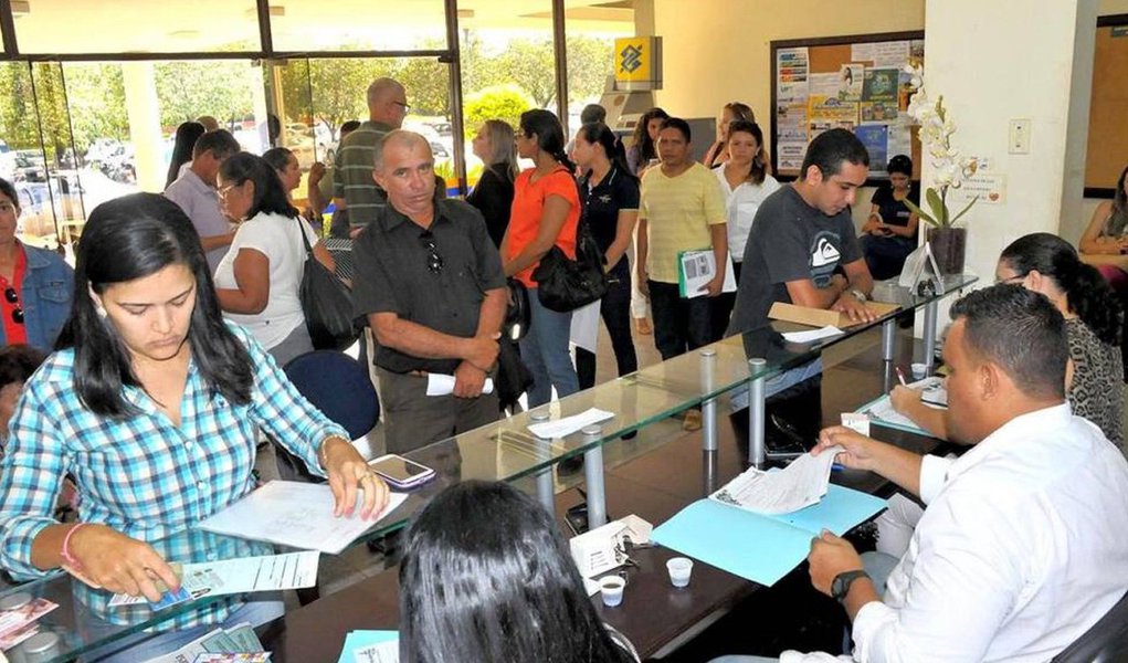 A Secretaria de Desenvolvimento Regional Urbano e Habitação do Estado (Sedruh) deu início nesta segunda-feira, 11, ao cadastro habitacional dos servidores públicos estaduais no Programa Minha Casa Minha Vida; lançado pelo governador Marcelo Miranda (PMDB) e pelo ministro das Cidades, Gilberto Kassab, o programa vai beneficiar 392 famílias com apartamentos com apartamentos que serão construídos na Arne 61, em Palmas; para participar do programa, o servidor deve comparecer à sede da Sedruh, das 8h às 18h, com RG, CPF, certidão de nascimento, comprovantes de endereço e renda e certidão negativa de imóvel (Foto: Aquiles Lins) A Secretaria de Desenvolvimento Regional Urbano e Habitação do Estado (Sedruh) deu início nesta segunda-feira, 11, ao cadastro habitacional dos servidores públicos estaduais no Programa Minha Casa Minha Vida; lançado pelo governador Marcelo Miranda (PMDB) e pelo ministro das Cidades, Gilberto Kassab, o programa vai beneficiar 392 famílias com apartamentos com apartamentos que serão construídos na Arne 61, em Palmas; para participar do programa, o servidor deve comparecer à sede da Sedruh, das 8h às 18h, com RG, CPF, certidão de nascimento, comprovantes de endereço e renda e certidão negativa de imóvel