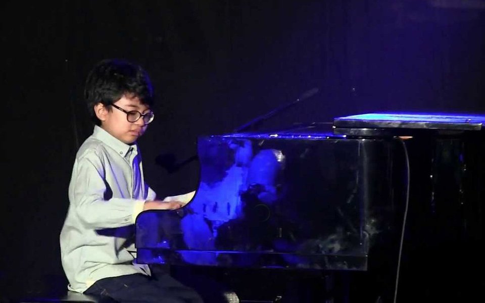 Criado ouvindo os discos antigos de seu pai, Joey Alexander toca um jazz moderno e afiado que você não esperaria de um pré-adolescente. Ouça como o garoto de 11 anos encanta a plateia TED com sua apresentação muito especial de um clássico de Thelonious Monk. (Foto: Gisele Federicce) Criado ouvindo os discos antigos de seu pai, Joey Alexander toca um jazz moderno e afiado que você não esperaria de um pré-adolescente. Ouça como o garoto de 11 anos encanta a plateia TED com sua apresentação muito especial de um clássico de Thelonious Monk.