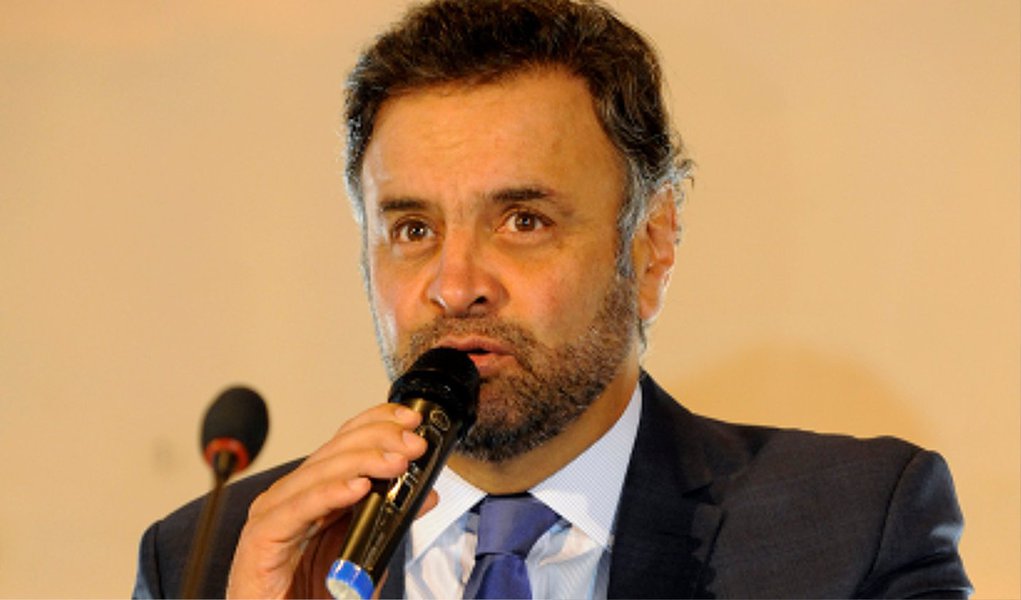 O presidente nacional do PSDB, senador Aécio Neves (MG), disse que a oposição não aceitará um acordo firmado entre o presidente do Senado, Renan Calheiros (PMDB-AL) e o ministro da Fazenda, Joaquim Levy, que escalona a correção da tabela do Imposto de Renda. "Não tem acordo. Vamos derrubar", disse; o governo defendia um reajuste único de 4,5%, mas alertado que perderia a votação da quarta-feira preferiu abraçar a proposta do PMDB e escalonar a correção da tabela em 6,5% para os salários mais baixos e até 4,5% para os salários mais altos (Foto: Paulo Emílio) O presidente nacional do PSDB, senador Aécio Neves (MG), disse que a oposição não aceitará um acordo firmado entre o presidente do Senado, Renan Calheiros (PMDB-AL) e o ministro da Fazenda, Joaquim Levy, que escalona a correção da tabela do Imposto de Renda. "Não tem acordo. Vamos derrubar", disse; o governo defendia um reajuste único de 4,5%, mas alertado que perderia a votação da quarta-feira preferiu abraçar a proposta do PMDB e escalonar a correção da tabela em 6,5% para os salários mais baixos e até 4,5% para os salários mais altos