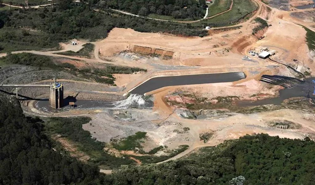 Apesar da chuva 7,7 milímetros que tem caído na Grande São Paulo nos últimos dias, nível do reservatório do Sistema Cantareira registrou nova queda neste domingo, 23; segundo a Sabesp, nível do sistema passou de 9,6% para 9,5%; índice leva em consideração a segunda cota do volume morto do sistema. O volume útil e a primeira cota já foram esgotados; no Guarapiranga, também houve queda do nível, de 32,6% para 32,3%; já no sistema Alto Tietê, o nível recuou de 6,2% para 6,1%, mesmo com a chuva de 2,2 mm (Foto: Aquiles Lins) Apesar da chuva 7,7 milímetros que tem caído na Grande São Paulo nos últimos dias, nível do reservatório do Sistema Cantareira registrou nova queda neste domingo, 23; segundo a Sabesp, nível do sistema passou de 9,6% para 9,5%; índice leva em consideração a segunda cota do volume morto do sistema. O volume útil e a primeira cota já foram esgotados; no Guarapiranga, também houve queda do nível, de 32,6% para 32,3%; já no sistema Alto Tietê, o nível recuou de 6,2% para 6,1%, mesmo com a chuva de 2,2 mm