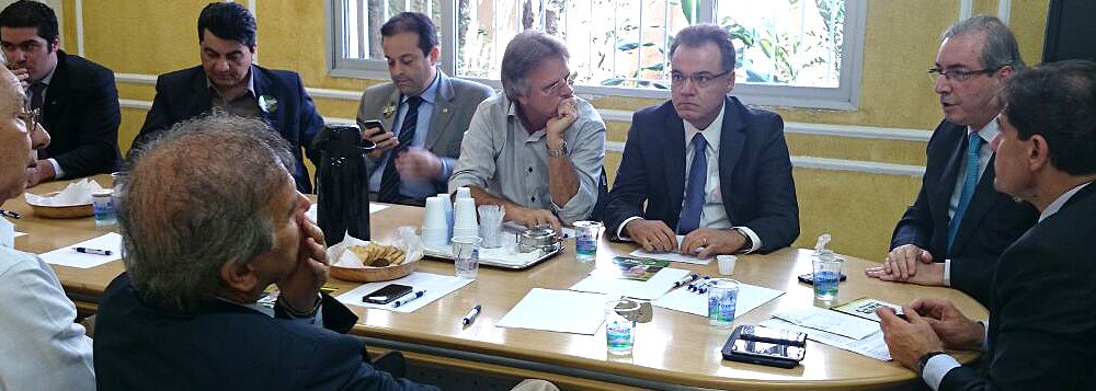 Apesar de os tucanos já terem declarado apoio a uma via alternativa à candidatura do peemedebista à presidência da Câmara, para representar a oposição, deputado Eduardo Cunha (PMDB-RJ) se reuniu ontem com um pequeno grupo de deputados do PSDB em São Paulo; ele prometeu não criar empecilhos para a instalação de uma nova CPI da Petrobras (Foto: Gisele Federicce) Apesar de os tucanos já terem declarado apoio a uma via alternativa à candidatura do peemedebista à presidência da Câmara, para representar a oposição, deputado Eduardo Cunha (PMDB-RJ) se reuniu ontem com um pequeno grupo de deputados do PSDB em São Paulo; ele prometeu não criar empecilhos para a instalação de uma nova CPI da Petrobras