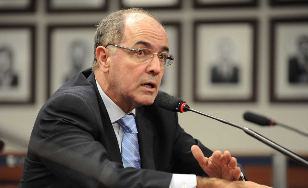 "Zé Dirceu é apenas o coordenador de captação de dinheiro sujo da organização criminosa que tomou de assalto o país. É preciso pegar o chefe", disse nesta terça-feira o presidente do DEM na Bahia, deputado José Carlos Aleluia; o líder democrata se refere ao ex-presidente Lula, que, segundo ele, "comanda o esquema petista de corrupção, mas até agora permanece ileso, sobrando para os companheiros as punições"; Aleluia rasga seda para "o inteligente e responsável juiz Sérgio Moro", que, acredita vai prender Lula "na hora certa" (Foto: Romulo Faro) "Zé Dirceu é apenas o coordenador de captação de dinheiro sujo da organização criminosa que tomou de assalto o país. É preciso pegar o chefe", disse nesta terça-feira o presidente do DEM na Bahia, deputado José Carlos Aleluia; o líder democrata se refere ao ex-presidente Lula, que, segundo ele, "comanda o esquema petista de corrupção, mas até agora permanece ileso, sobrando para os companheiros as punições"; Aleluia rasga seda para "o inteligente e responsável juiz Sérgio Moro", que, acredita vai prender Lula "na hora certa"