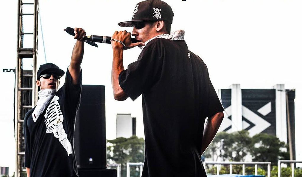 “Para o adolescente negro de periferia, já existe um plano traçado”. A avaliação é do rapper e educador social Henrique QI, 22 anos, morador do Recanto das Emas, região administrativa do Distrito Federal; “Ele tem que estar morto em certa idade ou, se conseguir resistir, vai para uma unidade de internação e, quando ficar maior de idade, para uma penitenciária. Existe um plano traçado para ele. A carta branca do Estado, tanto para a polícia que mata quanto para o encarceramento em massa, é uma estratégia montada para um negro de periferia”, completa o rapper (Foto: Leonardo Attuch) “Para o adolescente negro de periferia, já existe um plano traçado”. A avaliação é do rapper e educador social Henrique QI, 22 anos, morador do Recanto das Emas, região administrativa do Distrito Federal; “Ele tem que estar morto em certa idade ou, se conseguir resistir, vai para uma unidade de internação e, quando ficar maior de idade, para uma penitenciária. Existe um plano traçado para ele. A carta branca do Estado, tanto para a polícia que mata quanto para o encarceramento em massa, é uma estratégia montada para um negro de periferia”, completa o rapper