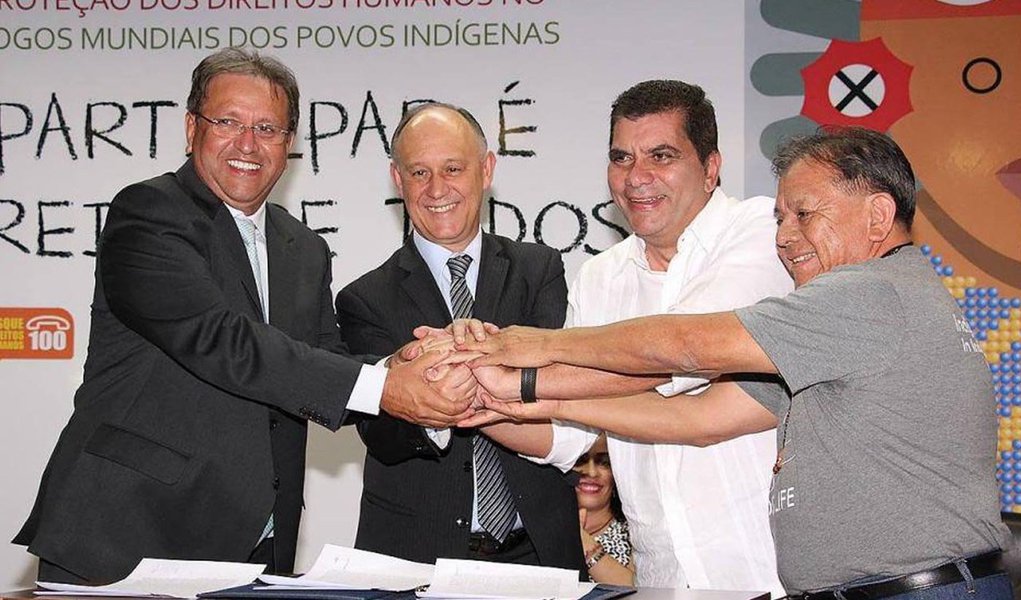 Após as manifestações contra a presidente Dilma Rousseff que aconteceram em todos os estados e no Distrito Federal, o governador do Tocantins, Marcelo Miranda (PMDB), voltou a reafirmar nessa segunda-feira, 17, seu apoio ao resultado das eleições do ano passado e ao mandato de Dilma; na presença do ministro Pepe Vargas, da Secretaria de Direitos Humanos, do senador Donizeti Nogueira (PT), do prefeito Carlos Amastha (PSB), e outras autoridades, Marcelo Miranda disse que foi às ruas, mas para levantar a bandeira de Dilma e do ex-presidente Lula; "Diga à presidente Dilma, que eu fui para as ruas levantar a bandeira dela, assim como fui pelo presidente Lula e fui um dos primeiros", afirmou; Miranda disse que os 27 governadores "estão unidos, pelo bem do Brasil" (Foto: Aquiles Lins) Após as manifestações contra a presidente Dilma Rousseff que aconteceram em todos os estados e no Distrito Federal, o governador do Tocantins, Marcelo Miranda (PMDB), voltou a reafirmar nessa segunda-feira, 17, seu apoio ao resultado das eleições do ano passado e ao mandato de Dilma; na presença do ministro Pepe Vargas, da Secretaria de Direitos Humanos, do senador Donizeti Nogueira (PT), do prefeito Carlos Amastha (PSB), e outras autoridades, Marcelo Miranda disse que foi às ruas, mas para levantar a bandeira de Dilma e do ex-presidente Lula; "Diga à presidente Dilma, que eu fui para as ruas levantar a bandeira dela, assim como fui pelo presidente Lula e fui um dos primeiros", afirmou; Miranda disse que os 27 governadores "estão unidos, pelo bem do Brasil"