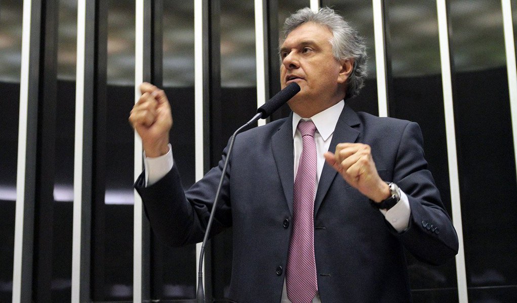 Senador goiano e líder do DEM anunciou que vai defender uma mudança no sistema de governo brasileiro durante a apreciação da reforma política no Senado: "Não adianta fazer remendo em tecido roto. Precisamos de uma mudança profunda e por isso defendi a tese do parlamentarismo. A reforma precisa achar uma solução definitiva para a crise institucional que assola o país e o sistema presidencialista, como está, produz e amplia a crise"; ideia é que a reforma, com uma possível mudança para o sistema parlamentarista, seja colocada em forma de referendo para a avaliação da população (Foto: Realle Palazzo-Martini) Senador goiano e líder do DEM anunciou que vai defender uma mudança no sistema de governo brasileiro durante a apreciação da reforma política no Senado: "Não adianta fazer remendo em tecido roto. Precisamos de uma mudança profunda e por isso defendi a tese do parlamentarismo. A reforma precisa achar uma solução definitiva para a crise institucional que assola o país e o sistema presidencialista, como está, produz e amplia a crise"; ideia é que a reforma, com uma possível mudança para o sistema parlamentarista, seja colocada em forma de referendo para a avaliação da população