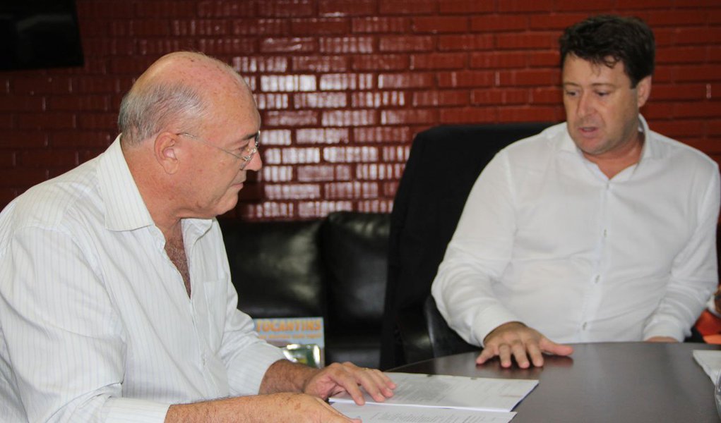 Controlador Geral do Estado, Ricardo Eustáquio (dir.) repassou nesta segunda-feira, 24, os primeiros documentos oficiais sobre a situação do governo do Estado à equipe de transição do governador eleito, Marcelo Miranda (PMDB); informações foram repassadas ao coordenador da transição, Herbert Brito (esq.); Eustáquio classificou a situação do Estado como preocupante e falou sobre as dívidas que a gestão do governador Sandoval Cardoso (SD) não está conseguindo honrar, como locação das viaturas das polícias Militar e Civil, contratos da Secretaria da Saúde (Sesau) e diárias de servidores; primeira visita da comissão de transição já confirmada acontece nesta terça-feira, 25, na Sesau (Foto: Aquiles Lins) Controlador Geral do Estado, Ricardo Eustáquio (dir.) repassou nesta segunda-feira, 24, os primeiros documentos oficiais sobre a situação do governo do Estado à equipe de transição do governador eleito, Marcelo Miranda (PMDB); informações foram repassadas ao coordenador da transição, Herbert Brito (esq.); Eustáquio classificou a situação do Estado como preocupante e falou sobre as dívidas que a gestão do governador Sandoval Cardoso (SD) não está conseguindo honrar, como locação das viaturas das polícias Militar e Civil, contratos da Secretaria da Saúde (Sesau) e diárias de servidores; primeira visita da comissão de transição já confirmada acontece nesta terça-feira, 25, na Sesau