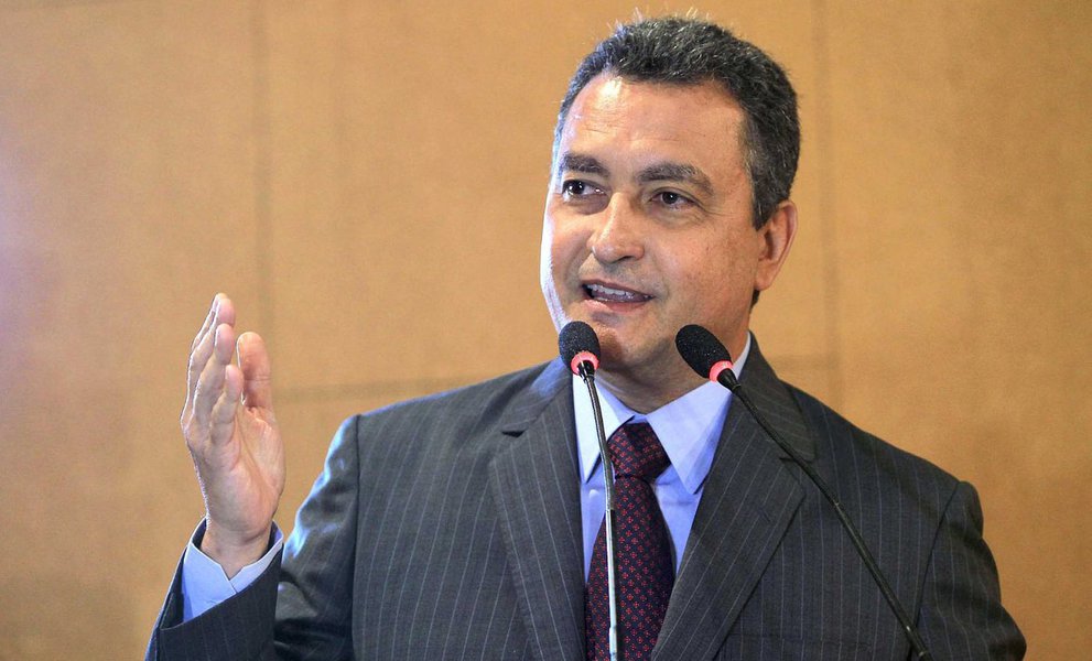O governador Rui Costa comemorou nesta quinta-feira o reajuste salarial dos servidores do Estado aprovado ontem (6) pelos deputados na Assembleia Legislativa; a medida aprovada prevê o pagamento em duas parcelas, a primeira retroativa a março e a segunda em novembro deste ano; "Graças a Deus foi aprovado. Nós fizemos um esforço grande para manter o poder aquisitivo dos servidores do estado. A arrecadação, infelizmente, não corresponde ao que está no orçamento, mas nós estamos fazendo um esforço grande para conseguir arrecadar e pagar os salários com o reajuste", disse Rui (Foto: Romulo Faro) O governador Rui Costa comemorou nesta quinta-feira o reajuste salarial dos servidores do Estado aprovado ontem (6) pelos deputados na Assembleia Legislativa; a medida aprovada prevê o pagamento em duas parcelas, a primeira retroativa a março e a segunda em novembro deste ano; "Graças a Deus foi aprovado. Nós fizemos um esforço grande para manter o poder aquisitivo dos servidores do estado. A arrecadação, infelizmente, não corresponde ao que está no orçamento, mas nós estamos fazendo um esforço grande para conseguir arrecadar e pagar os salários com o reajuste", disse Rui
