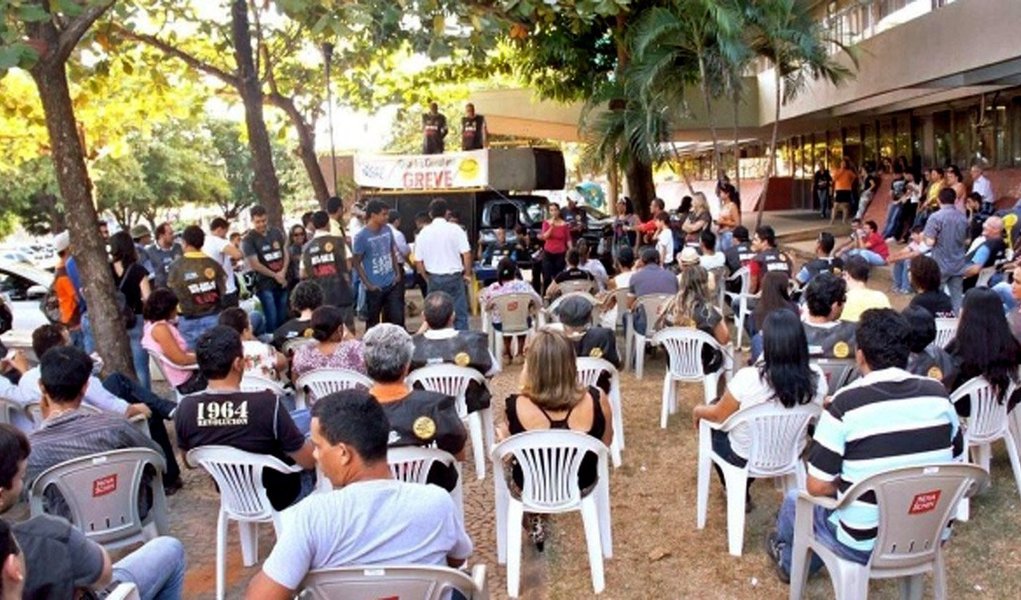 Após 17 dias de paralisação, os servidores públicos do Quadro Geral, Unitins, Adapec, Naturatins, Ruraltins, Detran e administrativos da Sefaz decidiram nesta quinta-feira, 2, encerrar a greve; atividades voltam ao normal no governo já nesta sexta-feira, 3; eles aceitaram a proposta construída na Assembleia Legislativa, com aval do governo, que prevê a data-base parcelada em duas vezes, com a primeira em julho e a segunda em outubro; o prazo de pagamento do retroativo das parcelas também foi reduzido, o que agradou aos servidores; na Assembleia, a matéria já foi aprovada nas comissões presidente do Sisepe, Cleiton Pinheiro, informou que os servidores devem voltar aos postos de trabalho já nesta sexta-feira, 3 (Foto: Aquiles Lins) Após 17 dias de paralisação, os servidores públicos do Quadro Geral, Unitins, Adapec, Naturatins, Ruraltins, Detran e administrativos da Sefaz decidiram nesta quinta-feira, 2, encerrar a greve; atividades voltam ao normal no governo já nesta sexta-feira, 3; eles aceitaram a proposta construída na Assembleia Legislativa, com aval do governo, que prevê a data-base parcelada em duas vezes, com a primeira em julho e a segunda em outubro; o prazo de pagamento do retroativo das parcelas também foi reduzido, o que agradou aos servidores; na Assembleia, a matéria já foi aprovada nas comissões presidente do Sisepe, Cleiton Pinheiro, informou que os servidores devem voltar aos postos de trabalho já nesta sexta-feira, 3