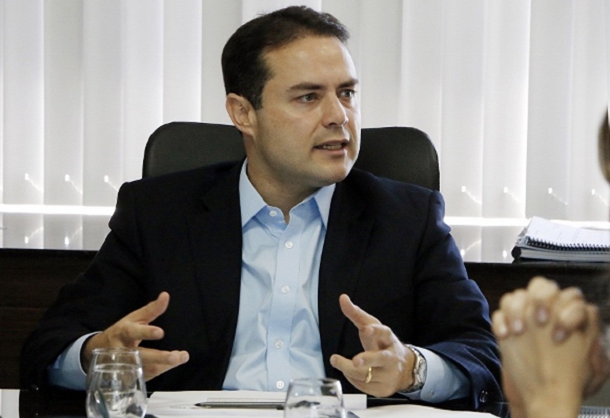 “Alagoas vai ser o primeiro Estado no Brasil a conceder o Passe Livre aos estudantes. Cem por cento da passagem de ônibus urbano será custeada pelo Estado", afirma o governador Renan Filho; peemedebista coloca em prática plano de economia no transporte público e recursos antes utilizados para área serão aplicados na educação; "Teremos mais R$ 25 milhões para investir na Educação, na sala de aula, na valorização do professor, na melhoria daquilo que é fundamental” (Foto: José Barbacena) “Alagoas vai ser o primeiro Estado no Brasil a conceder o Passe Livre aos estudantes. Cem por cento da passagem de ônibus urbano será custeada pelo Estado", afirma o governador Renan Filho; peemedebista coloca em prática plano de economia no transporte público e recursos antes utilizados para área serão aplicados na educação; "Teremos mais R$ 25 milhões para investir na Educação, na sala de aula, na valorização do professor, na melhoria daquilo que é fundamental”