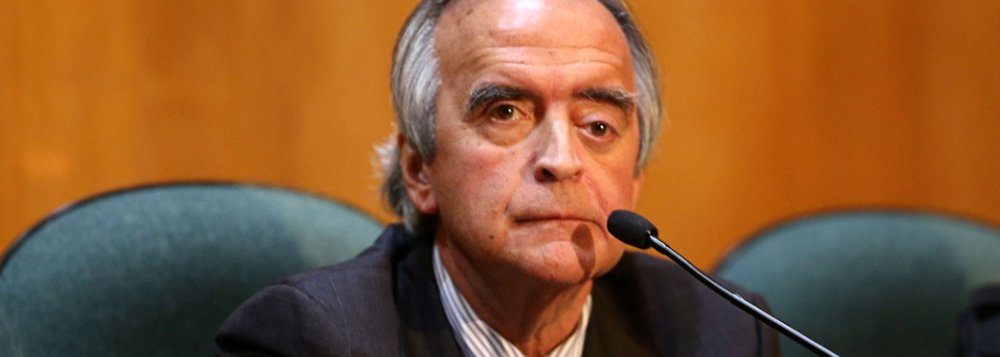 Mesmo já tendo sido condenado por lavagem de dinheiro, o ex-diretor da Petrobras poderá ter sua pena reduzida caso conte o que sabe aos procuradores da investigação; Nestor Cerveró sempre negou envolvimento no esquema de corrupção na estatal e sempre se recusou a negociar a delação (Foto: Gisele Federicce) Mesmo já tendo sido condenado por lavagem de dinheiro, o ex-diretor da Petrobras poderá ter sua pena reduzida caso conte o que sabe aos procuradores da investigação; Nestor Cerveró sempre negou envolvimento no esquema de corrupção na estatal e sempre se recusou a negociar a delação