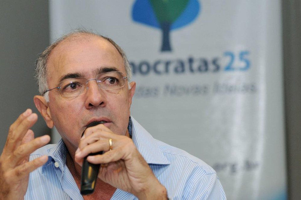 Deputado federal José Carlos Aleluia (DEM-BA) disse que "as ruas estão mandando o recado para a Câmara Federal abrir o processo de impeachment da presidente Dilma Rousseff", disse; "A Câmara precisa atender a vontade popular. Neste domingo, milhões de brasileiros estão indo às ruas, manifestar sua indignação e insatisfação com a roubalheira petista e cobrar uma solução legal que é o impeachment de Dilma", disparou durante sua particpação no protesto contra a presidente Dilma, realizado neste domingo (15), no Farol da Barra (Foto: Paulo Emílio) Deputado federal José Carlos Aleluia (DEM-BA) disse que "as ruas estão mandando o recado para a Câmara Federal abrir o processo de impeachment da presidente Dilma Rousseff", disse; "A Câmara precisa atender a vontade popular. Neste domingo, milhões de brasileiros estão indo às ruas, manifestar sua indignação e insatisfação com a roubalheira petista e cobrar uma solução legal que é o impeachment de Dilma", disparou durante sua particpação no protesto contra a presidente Dilma, realizado neste domingo (15), no Farol da Barra