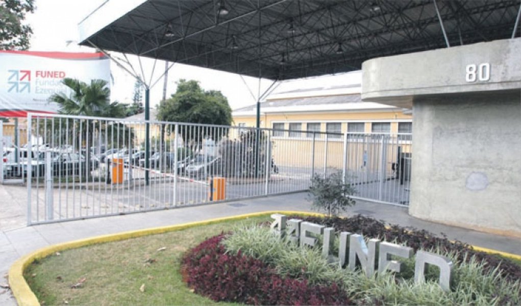 O laboratório foi contratado pela Funed na gestão Aécio Neves após convênio com o Ministério da Saúde para produção de medicamentos contra Aids, que seriam distribuídos através do Sistema Único de Saúde; O laboratório foi contratado sem licitação e os remédios foram comprados com sobrepreço; Segundo a Controladoria Geral do Estado, os medicamentos tinham o valor de R$ 26,83 o milheiro, mas o laboratório recebeu R$66 pelo serviço, um aumento de 250% do valor inicial (Foto: Luis Mauro Queiroz) O laboratório foi contratado pela Funed na gestão Aécio Neves após convênio com o Ministério da Saúde para produção de medicamentos contra Aids, que seriam distribuídos através do Sistema Único de Saúde; O laboratório foi contratado sem licitação e os remédios foram comprados com sobrepreço; Segundo a Controladoria Geral do Estado, os medicamentos tinham o valor de R$ 26,83 o milheiro, mas o laboratório recebeu R$66 pelo serviço, um aumento de 250% do valor inicial