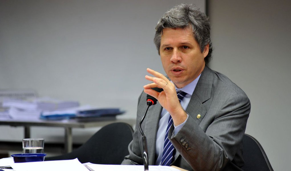 Deputado federal por São Paulo defende uma "revisão" no reequilíbrio das contas pelo governo, como a alteração da meta do superávit, a paralisação da elevação da taxa de juros e um amplo programa de proteção do emprego, além da "taxação do andar de cima, como por grandes heranças e grandes fortunas"; segundo ele, "de certa forma, já está havendo uma parte dessa taxação, mas é preciso ampliar"; petista comenta as críticas feitas pelo ex-presidente Lula ao PT e defende que elas possam ser traduzidas em uma "agenda de mudanças" para o partido; Paulo Teixeira define como "inaceitável" a tentativa de "criminalizar o ex-presidente pelo fato de ele ter apoiado as empresas brasileiras no exterior" (Foto: Ana Pupulin) Deputado federal por São Paulo defende uma "revisão" no reequilíbrio das contas pelo governo, como a alteração da meta do superávit, a paralisação da elevação da taxa de juros e um amplo programa de proteção do emprego, além da "taxação do andar de cima, como por grandes heranças e grandes fortunas"; segundo ele, "de certa forma, já está havendo uma parte dessa taxação, mas é preciso ampliar"; petista comenta as críticas feitas pelo ex-presidente Lula ao PT e defende que elas possam ser traduzidas em uma "agenda de mudanças" para o partido; Paulo Teixeira define como "inaceitável" a tentativa de "criminalizar o ex-presidente pelo fato de ele ter apoiado as empresas brasileiras no exterior"