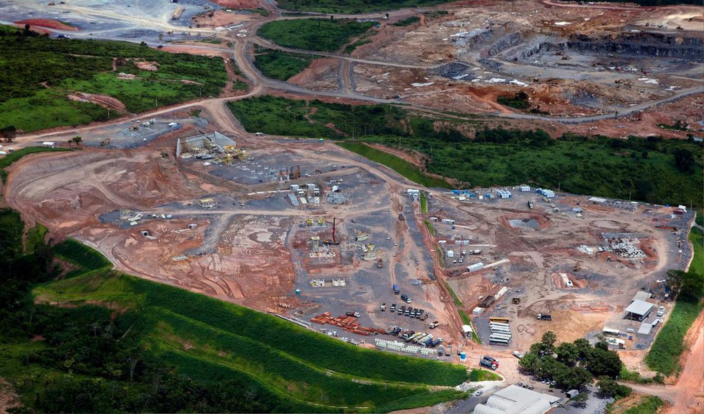 O Tribunal de Contas da União vai iniciar uma investigação sobre recursos públicos usados na construção da Usina Hidrelétrica de Belo Monte (PA); a decisão foi tomada após pedido do Ministério Público para que fosse analisada a participação de empresas investigadas na Operação Lava Jato, que apura desvios de recursos na Petrobras, em outra estatal do país, a Eletrobras, do setor elétrico; a obra de Belo Monte está estimada atualmente em cerca de R$ 33 bilhões (Foto: Valter Lima) O Tribunal de Contas da União vai iniciar uma investigação sobre recursos públicos usados na construção da Usina Hidrelétrica de Belo Monte (PA); a decisão foi tomada após pedido do Ministério Público para que fosse analisada a participação de empresas investigadas na Operação Lava Jato, que apura desvios de recursos na Petrobras, em outra estatal do país, a Eletrobras, do setor elétrico; a obra de Belo Monte está estimada atualmente em cerca de R$ 33 bilhões