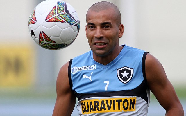 A grave situação financeira que vive o Corinthians neste ano tem um agravante. O clube paga integralmente ou divide os salários de 12 jogadores emprestados a outros times, gastante um total de R$3,6 milhões por mês entre os vencimentos e impostos (Foto: Luis Mauro Queiroz) A grave situação financeira que vive o Corinthians neste ano tem um agravante. O clube paga integralmente ou divide os salários de 12 jogadores emprestados a outros times, gastante um total de R$3,6 milhões por mês entre os vencimentos e impostos