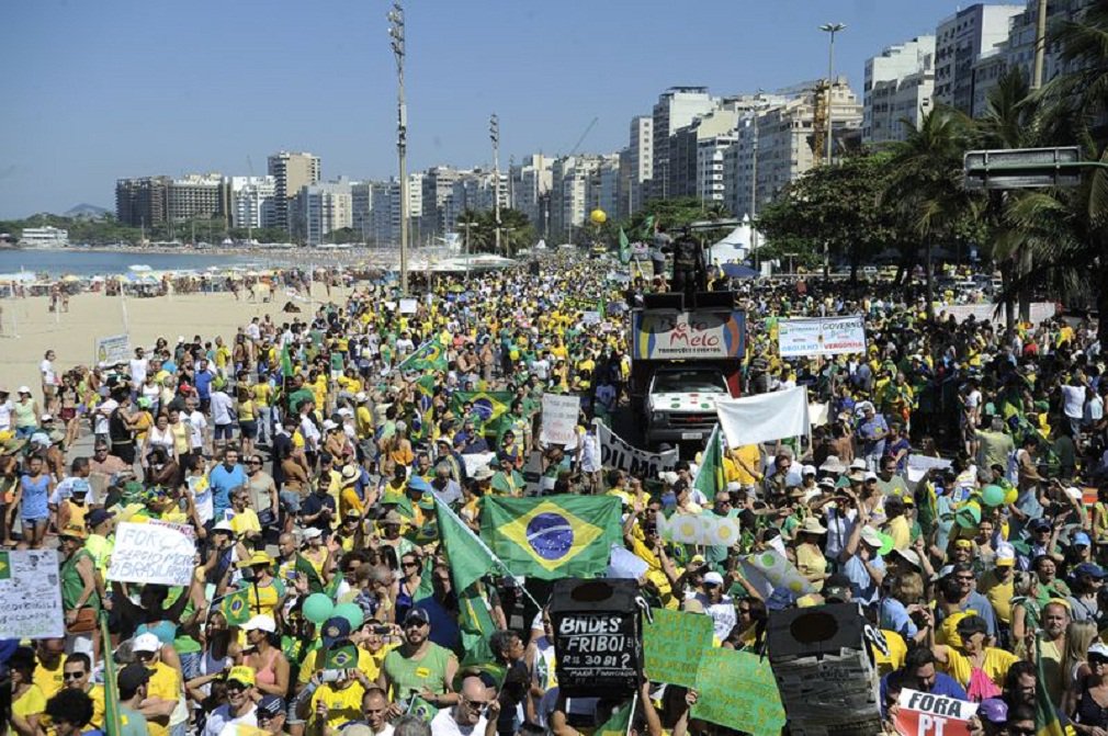 No Rio de Janeiro, o protesto contra o governo federal se concentrou na Praia de Copacabana, na Zona Sul; movimento começou por volta de 10h, na altura do Posto 5; seis carros de som deram apoio à manifestação na Avenida Atlântica; protesto foi organizado nas redes sociais por movimentos como Vem Pra Rua, Brasil Livre e Revoltados Online (Foto: José Barbacena) No Rio de Janeiro, o protesto contra o governo federal se concentrou na Praia de Copacabana, na Zona Sul; movimento começou por volta de 10h, na altura do Posto 5; seis carros de som deram apoio à manifestação na Avenida Atlântica; protesto foi organizado nas redes sociais por movimentos como Vem Pra Rua, Brasil Livre e Revoltados Online