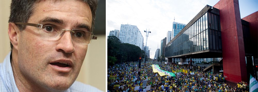 Em Curitiba, correligionários do governador Beto Richa (PSDB) e a mídia chapa-branca falaram em 60 mil pessoas no protesto de ontem (16) contra Dilma e o PT; o Blog do Esmael contabilizou cinco mil no trajeto entre a Praça Santos Andrade (UFPR) e a Boca Maldita, na Rua XV de Novembro; a discrepância dos números de manifestantes foi maior em São Paulo, onde a TV Globo chutou em 950 mil; Estadão e a Folha de S. Paulo contabilizaram 350 mil e 135 mil, respectivamente (Foto: Leonardo Lucena) Em Curitiba, correligionários do governador Beto Richa (PSDB) e a mídia chapa-branca falaram em 60 mil pessoas no protesto de ontem (16) contra Dilma e o PT; o Blog do Esmael contabilizou cinco mil no trajeto entre a Praça Santos Andrade (UFPR) e a Boca Maldita, na Rua XV de Novembro; a discrepância dos números de manifestantes foi maior em São Paulo, onde a TV Globo chutou em 950 mil; Estadão e a Folha de S. Paulo contabilizaram 350 mil e 135 mil, respectivamente
