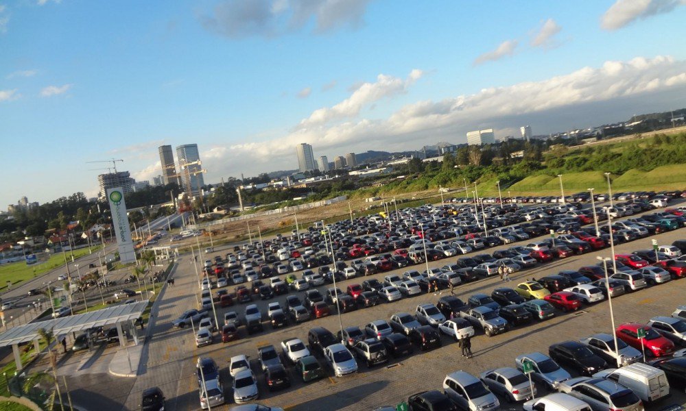 Lei prevê destinação de vagas de estacionamento gratuitas em todos os empreendimentos da capital; Araguaia Shopping, Bougainville e Goiânia Shopping afirmam que lei necessita de sanção do prefeito para ter validade. Portal Shopping e o Flamboyant não se manifestaram sobre o assunto; lei chegou a ser vetada por Paulo Garcia, mas Câmara decidiu derrubar o veto e a promulgou; projeto, de iniciativa de Elias, tem parecer favorável da OAB-GO (Foto: José Barbacena) Lei prevê destinação de vagas de estacionamento gratuitas em todos os empreendimentos da capital; Araguaia Shopping, Bougainville e Goiânia Shopping afirmam que lei necessita de sanção do prefeito para ter validade. Portal Shopping e o Flamboyant não se manifestaram sobre o assunto; lei chegou a ser vetada por Paulo Garcia, mas Câmara decidiu derrubar o veto e a promulgou; projeto, de iniciativa de Elias, tem parecer favorável da OAB-GO