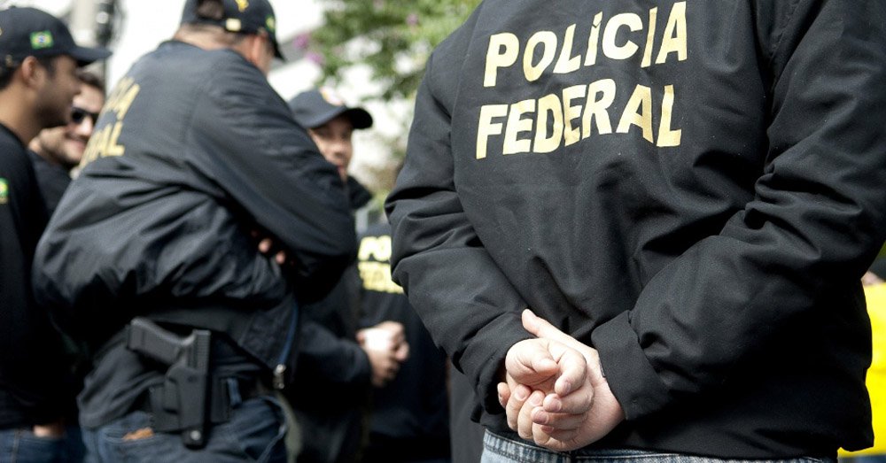 A Polícia Federal (PF), com o apoio da Polícia Militar (PM), realiza nesta sexta-feira (19) a "Operação Campeonato" contra o tráfico de drogas, na Região Noroeste de Belo Horizonte; ao todo, 16 pessoas haviam sido presas até esta manhã; a quadrilha era chefiada por um traficante já condenado, segundo a PF; São cumpridos 32 mandados de prisão preventiva e 23 de busca e apreensão; cento e vinte policiais federais e 60 militares participam da ação (Foto: Leonardo Lucena) A Polícia Federal (PF), com o apoio da Polícia Militar (PM), realiza nesta sexta-feira (19) a "Operação Campeonato" contra o tráfico de drogas, na Região Noroeste de Belo Horizonte; ao todo, 16 pessoas haviam sido presas até esta manhã; a quadrilha era chefiada por um traficante já condenado, segundo a PF; São cumpridos 32 mandados de prisão preventiva e 23 de busca e apreensão; cento e vinte policiais federais e 60 militares participam da ação