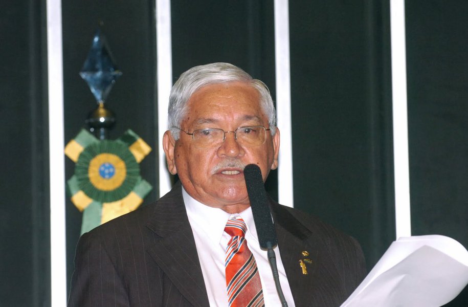 Acusado de organizar um esquema de desvio de recursos públicos por meio de desapropriações e transações imobiliárias irregulares, o prefeito de Juazeiro do Norte, Raimundo Macedo, continuará afastado do cargo. O desembargador do Tribunal de Justiça do Estado do Ceará, Carlos Alberto Mendes Forte, indeferiu o efeito suspensivo pleiteado pelo gestor em decisão proferida na última sexta (26) (Foto: Rodrigo Rocha) Acusado de organizar um esquema de desvio de recursos públicos por meio de desapropriações e transações imobiliárias irregulares, o prefeito de Juazeiro do Norte, Raimundo Macedo, continuará afastado do cargo. O desembargador do Tribunal de Justiça do Estado do Ceará, Carlos Alberto Mendes Forte, indeferiu o efeito suspensivo pleiteado pelo gestor em decisão proferida na última sexta (26)
