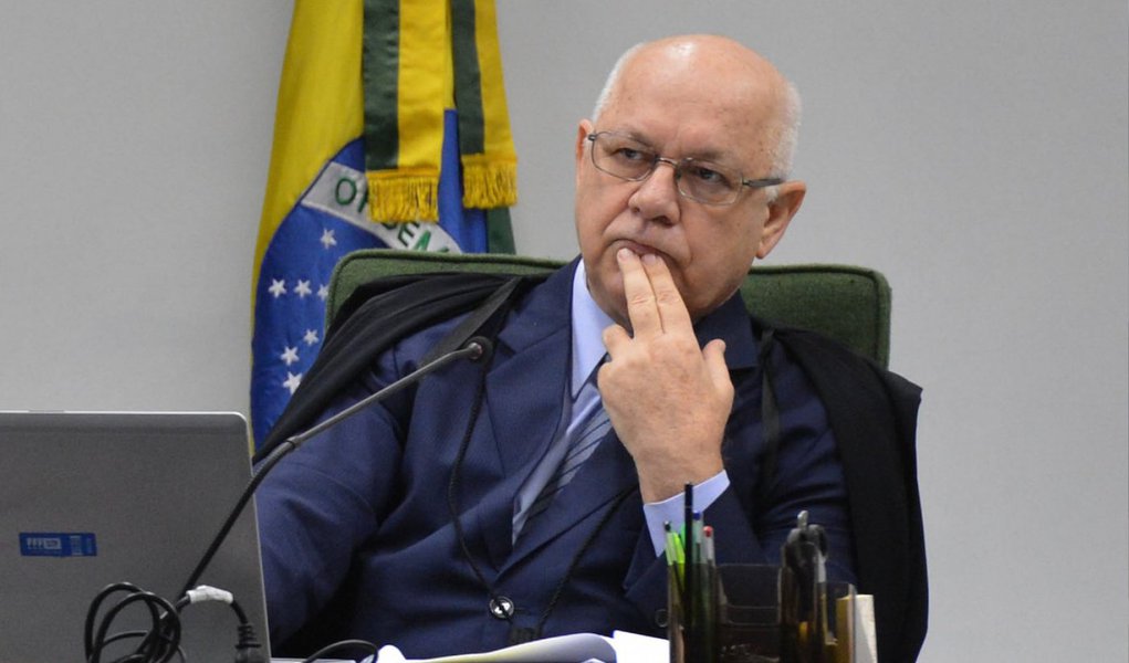 O ministro do Supremo Tribunal Federal, Teori Zavascki, deve analisar todos os pedidos de abertura de inquérito e arquivamentos relativos à Operação Lava Jato até a próxima sexta (6); o material que pede a investigação de 54 pessoas à Corte foi encaminhado pela PGR ontem; Zavascki decidirá sobre derrubar ou manter sigilo de forma monocrática; os servidores do gabinete de Zavascki já estão trabalhando no caso desde esta quarta (4) (Foto: Valter Lima) O ministro do Supremo Tribunal Federal, Teori Zavascki, deve analisar todos os pedidos de abertura de inquérito e arquivamentos relativos à Operação Lava Jato até a próxima sexta (6); o material que pede a investigação de 54 pessoas à Corte foi encaminhado pela PGR ontem; Zavascki decidirá sobre derrubar ou manter sigilo de forma monocrática; os servidores do gabinete de Zavascki já estão trabalhando no caso desde esta quarta (4)