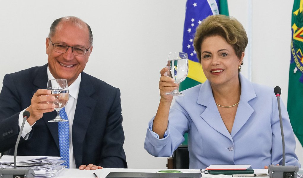 Presidente Dilma Rousseff e o governador de São Paulo, Geraldo Alckmin, participaram hoje da assinatura de um contrato entre o BNDES e a Sabesp para o financiamento das obras de interligação das represas Jaguari, na Bacia do Rio Paraíba do Sul, e Atibainha, no Sistema Cantareira; a obra deve ficar pronta em 2017 e vai atender à região metropolitana da capital paulista; investimento total chegará a R$ 830,5 milhões, sendo R$ 747 milhões de financiamento do BNDES e R$ 83,5 milhões da Sabesp (Foto: Gisele Federicce) Presidente Dilma Rousseff e o governador de São Paulo, Geraldo Alckmin, participaram hoje da assinatura de um contrato entre o BNDES e a Sabesp para o financiamento das obras de interligação das represas Jaguari, na Bacia do Rio Paraíba do Sul, e Atibainha, no Sistema Cantareira; a obra deve ficar pronta em 2017 e vai atender à região metropolitana da capital paulista; investimento total chegará a R$ 830,5 milhões, sendo R$ 747 milhões de financiamento do BNDES e R$ 83,5 milhões da Sabesp