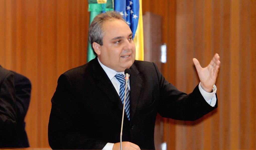 O futuro chefe da Casa Civil e presidente da Comissão de Transição do governo Flávio Dino, Marcelo Tavares, afirmou que espera que o futuro governo e o governo interino possam ter uma boa relação nestes 20 dias; para Tavares, caso Arnaldo ache que pode fazer algo diferente, pode atrapalhar o próximo governo; "O Arnaldo pode entregar obras que já estejam adiantadas. Mas não dá pra fazer nada de diferente em 20 dias de governo. A maior obra de Arnaldo é garantir uma transição tranquila, com as informações repassadas à equipe do próximo governo", afirmou (Foto: Leonardo Lucena) O futuro chefe da Casa Civil e presidente da Comissão de Transição do governo Flávio Dino, Marcelo Tavares, afirmou que espera que o futuro governo e o governo interino possam ter uma boa relação nestes 20 dias; para Tavares, caso Arnaldo ache que pode fazer algo diferente, pode atrapalhar o próximo governo; "O Arnaldo pode entregar obras que já estejam adiantadas. Mas não dá pra fazer nada de diferente em 20 dias de governo. A maior obra de Arnaldo é garantir uma transição tranquila, com as informações repassadas à equipe do próximo governo", afirmou