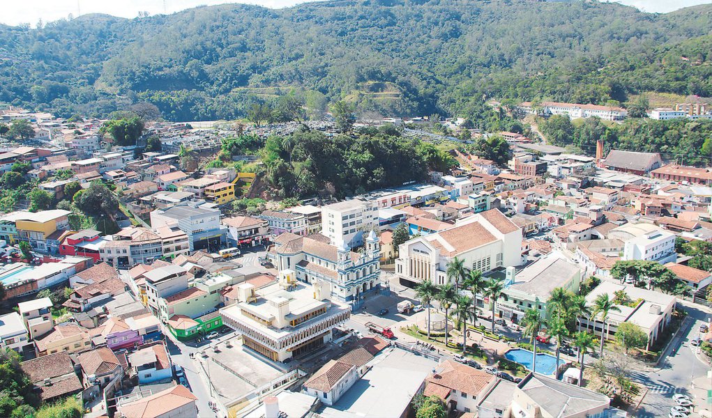 O município de Nova Lima, em Minas Gerais, apresenta os maiores e melhores IDHs, muito medido pela ONU; por outro lado, o Ministério do Trabalho aponta que Nova Lima foi a cidade que mais demitiu trabalhadores em todo o mês de outubro; foram 5.284 demissões e, com isso, ficou na liderança, vencendo Salvador, capital da Bahia, que observou 3.305 demissões, e Pontal, em São Paulo, com 3.212; outra cidade mineira com muitas demissões foi Itabirito, que perdeu 1.046 postos (Foto: Leonardo Lucena) O município de Nova Lima, em Minas Gerais, apresenta os maiores e melhores IDHs, muito medido pela ONU; por outro lado, o Ministério do Trabalho aponta que Nova Lima foi a cidade que mais demitiu trabalhadores em todo o mês de outubro; foram 5.284 demissões e, com isso, ficou na liderança, vencendo Salvador, capital da Bahia, que observou 3.305 demissões, e Pontal, em São Paulo, com 3.212; outra cidade mineira com muitas demissões foi Itabirito, que perdeu 1.046 postos