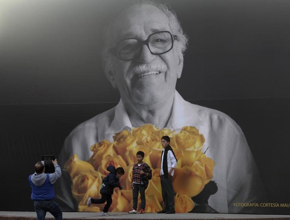 Fãs tiram fotos em frente a mural com imagem de Nobel Gabriel García Márquez durante feira do livro em Bogotá 30/4/2014 REUTERS/John Vizcaino (Foto: Gisele Federicce) Fãs tiram fotos em frente a mural com imagem de Nobel Gabriel García Márquez durante feira do livro em Bogotá 30/4/2014 REUTERS/John Vizcaino