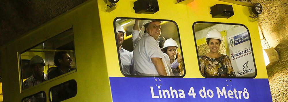 12-05-2015; Rio de Janeiro; Governador Luiz Fernando Pezão, a presidente Dilma Rousseff e o prefeito Eduardo Paes na visita à travessia do túnel de conexão entre São Conrado e Barra na Linha 4 do Metrô;
Foto: Shana Reis/ GERJ (Foto: Leonardo Lucena) 12-05-2015; Rio de Janeiro; Governador Luiz Fernando Pezão, a presidente Dilma Rousseff e o prefeito Eduardo Paes na visita à travessia do túnel de conexão entre São Conrado e Barra na Linha 4 do Metrô;
Foto: Shana Reis/ GERJ