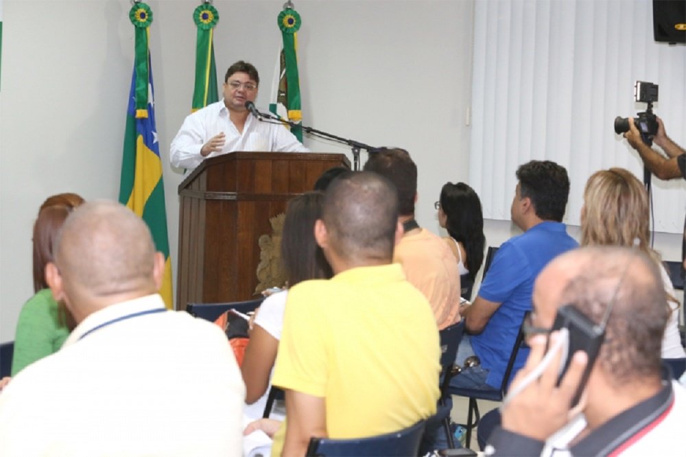 A prefeitura de Aracaju anunciou ontem, em coletiva de imprensa, que realizará licitação para os serviços de limpeza pública da cidade; o edital será lançado no final de maio; antes ocorrerá uma audiência pública para discutir com a comunidade os detalhes da proposta; o secretário do Meio Ambiente, Eduardo Matos, informou que o prazo do contrato é de cinco anos; ele disse ainda que o certame se dará através de concorrência pública, com base no menor preço, válido para empresas de todo o país; atualmente, a PMA gasta, em média, R$ 2,8 milhões, por ano, com os serviços de limpeza pública (Foto: Valter Lima) A prefeitura de Aracaju anunciou ontem, em coletiva de imprensa, que realizará licitação para os serviços de limpeza pública da cidade; o edital será lançado no final de maio; antes ocorrerá uma audiência pública para discutir com a comunidade os detalhes da proposta; o secretário do Meio Ambiente, Eduardo Matos, informou que o prazo do contrato é de cinco anos; ele disse ainda que o certame se dará através de concorrência pública, com base no menor preço, válido para empresas de todo o país; atualmente, a PMA gasta, em média, R$ 2,8 milhões, por ano, com os serviços de limpeza pública