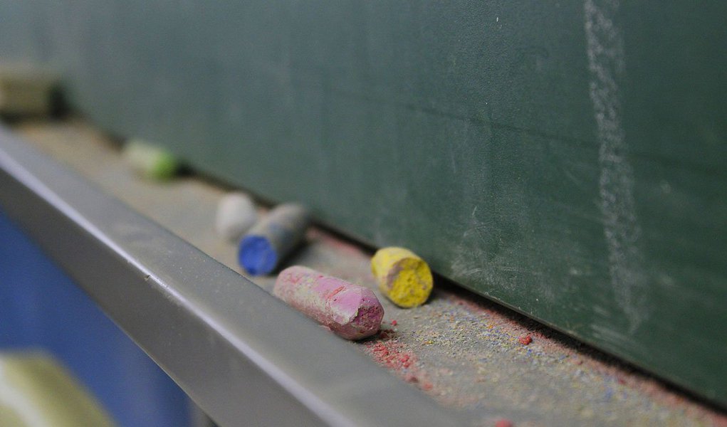 Juntamente ao projeto de Reforma Administrativa do Governo de Minas, será apresentada uma solução para a dispensa dos mais de 50 mil contratados na área da educação, proveniente da Lei 100; a proposta encontrada mantém os servidores designados em seus respectivos cargos até o final do ano, com a finalidade de não desorganizar a educação no estado; paralelamente ao projeto, haverá a apresentação de um calendário que empossa os então aprovados em um concurso público da secretaria de Educação para o próximo ano letivo (Foto: Luis Mauro Queiroz) Juntamente ao projeto de Reforma Administrativa do Governo de Minas, será apresentada uma solução para a dispensa dos mais de 50 mil contratados na área da educação, proveniente da Lei 100; a proposta encontrada mantém os servidores designados em seus respectivos cargos até o final do ano, com a finalidade de não desorganizar a educação no estado; paralelamente ao projeto, haverá a apresentação de um calendário que empossa os então aprovados em um concurso público da secretaria de Educação para o próximo ano letivo