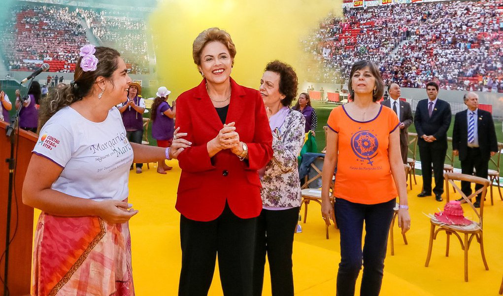 Com citação do cantor pernambucano Lenine durante discurso no encerramento da Marcha das Margaridas, presidente manda recado a quem defende o impeachment: "E em noite assim como esta, eu cantando numa festa, ergo o meu copo e celebro os bons momentos da vida. E nos maus tempos da lida, eu envergo mas não quebro"; durante sua fala, Dilma Rousseff assegurou avanços para as trabalhadoras do campo "até o final do meu mandato, em 2018", e ouviu gritos de "não vai ter golpe" das participantes do evento, que marcharam por Brasília pedindo a cabeça de Eduardo Cunha e em defesa da presidente; hoje, mais cedo, Dilma disse que o Brasil só conseguirá respeito internacional se respeitar as urnas (Foto: Gisele Federicce) Com citação do cantor pernambucano Lenine durante discurso no encerramento da Marcha das Margaridas, presidente manda recado a quem defende o impeachment: "E em noite assim como esta, eu cantando numa festa, ergo o meu copo e celebro os bons momentos da vida. E nos maus tempos da lida, eu envergo mas não quebro"; durante sua fala, Dilma Rousseff assegurou avanços para as trabalhadoras do campo "até o final do meu mandato, em 2018", e ouviu gritos de "não vai ter golpe" das participantes do evento, que marcharam por Brasília pedindo a cabeça de Eduardo Cunha e em defesa da presidente; hoje, mais cedo, Dilma disse que o Brasil só conseguirá respeito internacional se respeitar as urnas