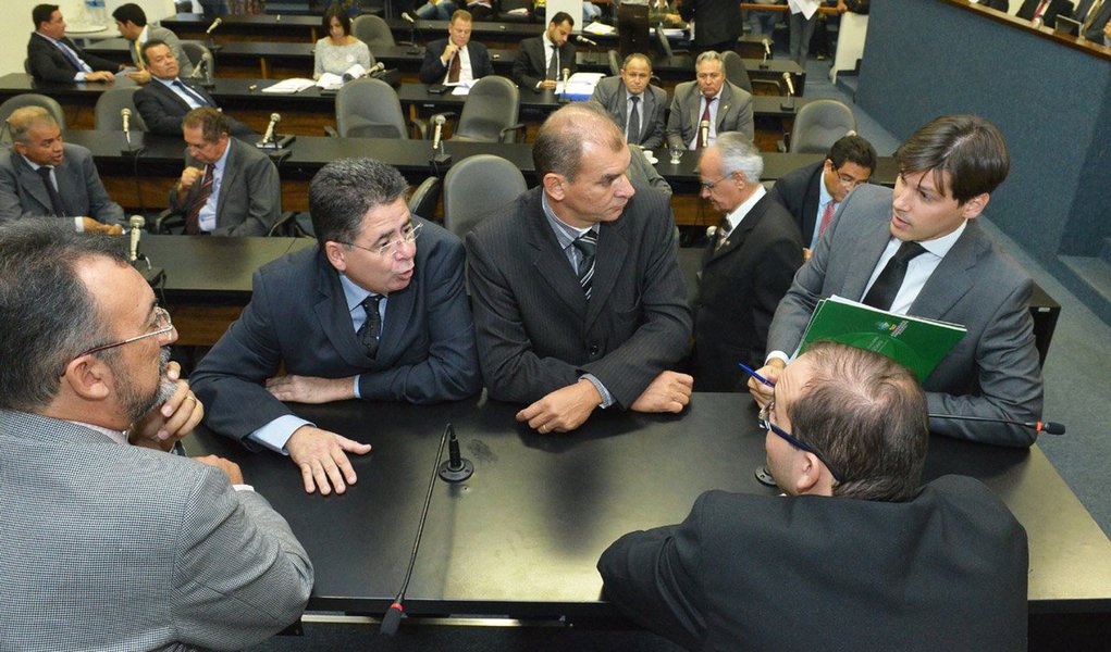 Indiferente a apelos dos setores da Cultura e Agricultura, única alteração feita na Assembleia ao projeto original enviado pelo governador Marconi Perillo (PSDB) foi no nome de uma super secretaria; foi acrescentado Agricultura, Pecuária e Irrigação à pasta do Desenvolvimento Econômico, Científico e Tecnológico; na Comissão Mista, o relator e líder do Governo, Fábio Sousa (PSDB), pediu vistas do projeto e devolveu com voto em separado rejeitando todas as emendas, propostas pelos deputados Daniel Vilela (PMDB), Valcenôr Braz (PTB), Major Araújo (PRP), Henrique Arantes (PTB) e Simeyzon Silveira (PSC) (Foto: Realle Palazzo-Martini) Indiferente a apelos dos setores da Cultura e Agricultura, única alteração feita na Assembleia ao projeto original enviado pelo governador Marconi Perillo (PSDB) foi no nome de uma super secretaria; foi acrescentado Agricultura, Pecuária e Irrigação à pasta do Desenvolvimento Econômico, Científico e Tecnológico; na Comissão Mista, o relator e líder do Governo, Fábio Sousa (PSDB), pediu vistas do projeto e devolveu com voto em separado rejeitando todas as emendas, propostas pelos deputados Daniel Vilela (PMDB), Valcenôr Braz (PTB), Major Araújo (PRP), Henrique Arantes (PTB) e Simeyzon Silveira (PSC)
