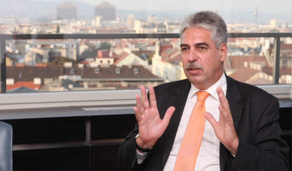 Os governadores do Banco Central Europeu (BCE) devem decidir neste domingo se mantêm os bancos gregos sob supervisão, apesar do fracasso das negociações, ontem (27), em Bruxelas; por trás do pânico bancário, esconde-se o risco de não pagamento da Grécia aos credores e uma catástrofe humanitária e social do país. Sua saída do euro parece quase inevitável nesta fase, disse hoje o ministro das finanças austríaco, Hans-Jörg Schelling (Foto: Romulo Faro) Os governadores do Banco Central Europeu (BCE) devem decidir neste domingo se mantêm os bancos gregos sob supervisão, apesar do fracasso das negociações, ontem (27), em Bruxelas; por trás do pânico bancário, esconde-se o risco de não pagamento da Grécia aos credores e uma catástrofe humanitária e social do país. Sua saída do euro parece quase inevitável nesta fase, disse hoje o ministro das finanças austríaco, Hans-Jörg Schelling