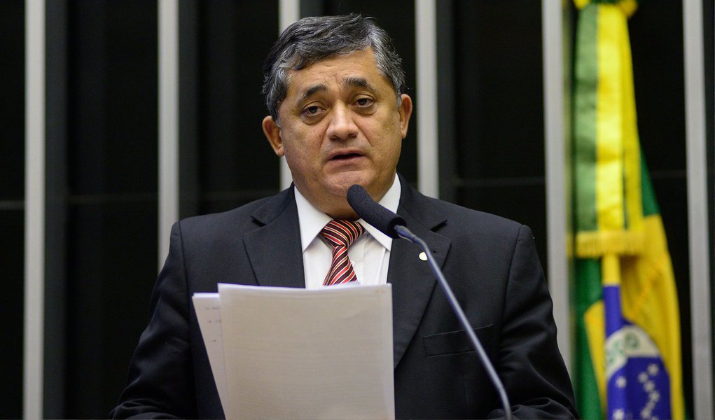 Líder do governo na Câmara, deputado José Guimarães (PT-CE) ressalta em entrevista que medidas provisórias 664 e 665, que fazem parte do ajuste fiscal do governo, não retiram "nenhum direito trabalhista, apenas aperfeiçoam as regras de acesso aos benefícios previdenciários"; ele anunciou nesta terça-feira 12 um acordo para a votação da medida que altera as regras para concessão de pensão por morte e auxílio-doença (MP 664) nesta quarta e quinta-feira (Foto: Gisele Federicce) Líder do governo na Câmara, deputado José Guimarães (PT-CE) ressalta em entrevista que medidas provisórias 664 e 665, que fazem parte do ajuste fiscal do governo, não retiram "nenhum direito trabalhista, apenas aperfeiçoam as regras de acesso aos benefícios previdenciários"; ele anunciou nesta terça-feira 12 um acordo para a votação da medida que altera as regras para concessão de pensão por morte e auxílio-doença (MP 664) nesta quarta e quinta-feira