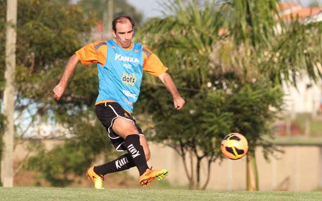 Meia de 40 anos puxou a fila dos jogadores mandados embora, que inclui treinador, diretor e preparador físico (Foto: Luis Mauro Queiroz) Meia de 40 anos puxou a fila dos jogadores mandados embora, que inclui treinador, diretor e preparador físico