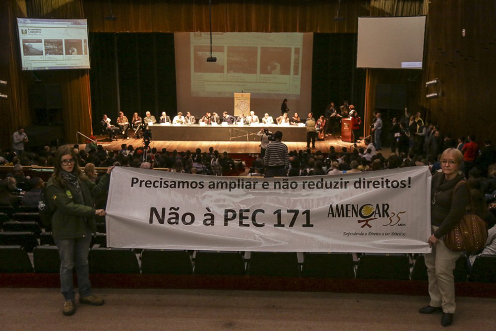 13/05/2015 - PORTO ALEGRE, RS, BRASIL - Aula pública na Praça da Matriz seguida de Audiência na Assembléia Legislativa para tratar do tema Redução da Maioridade Penal - PEC 171. Foto: Guilherme Santos/Sul21 (Foto: Leonardo Lucena) 13/05/2015 - PORTO ALEGRE, RS, BRASIL - Aula pública na Praça da Matriz seguida de Audiência na Assembléia Legislativa para tratar do tema Redução da Maioridade Penal - PEC 171. Foto: Guilherme Santos/Sul21